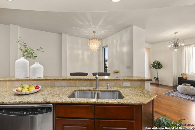 Listing photo id 8 for 215 Center St  203