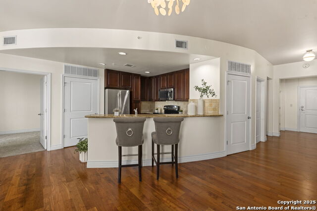 Listing photo id 9 for 215 Center St  203