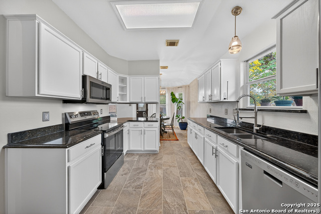 Image 14 of 39 For 51 Edgecreek