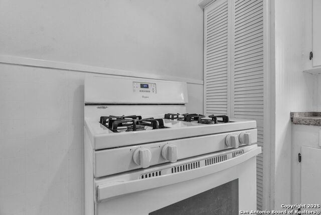 Image 11 of 27 For 118 Compton  