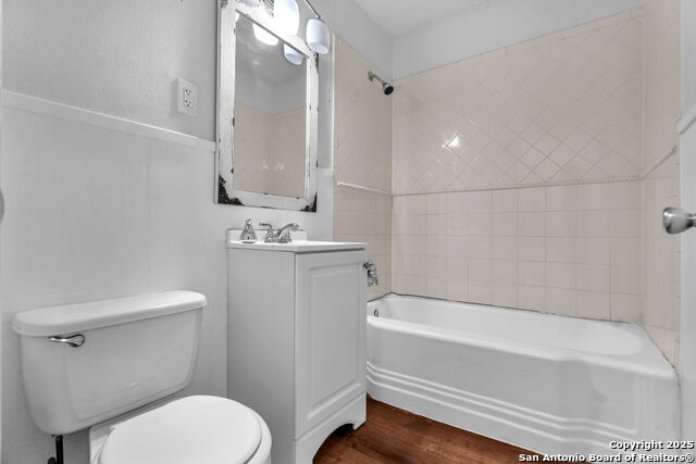 Image 18 of 27 For 118 Compton  