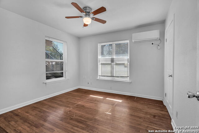 Image 19 of 27 For 118 Compton  