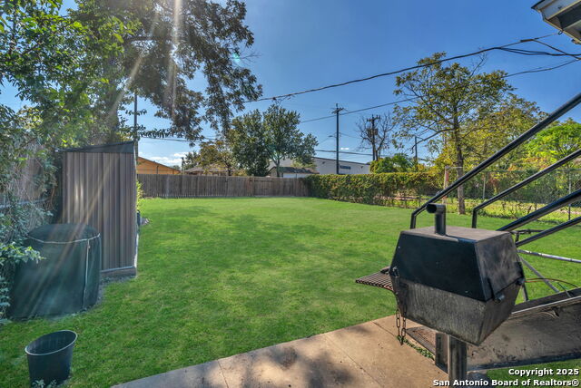 Image 23 of 27 For 118 Compton  