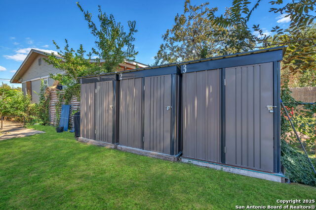 Image 27 of 27 For 118 Compton  