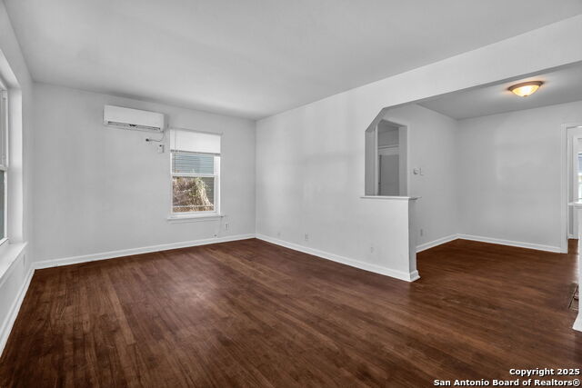 Image 7 of 27 For 118 Compton  