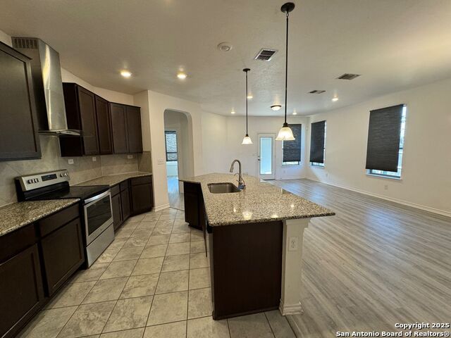 Image 3 of 9 For 1002 Galapagos