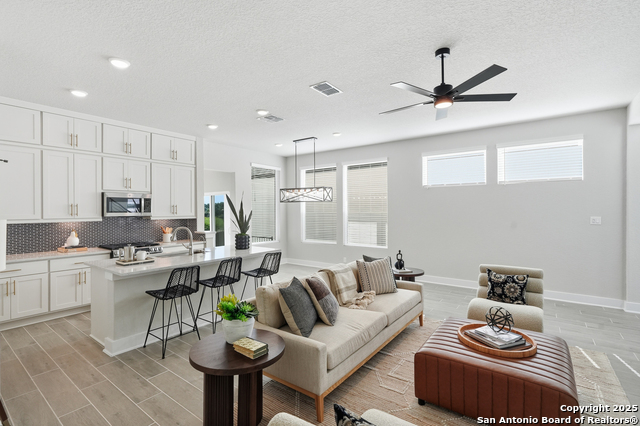 Listing photo id 11 for 20675 Huebner Rd Unit 527