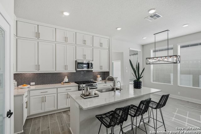 Listing photo id 12 for 20675 Huebner Rd Unit 527