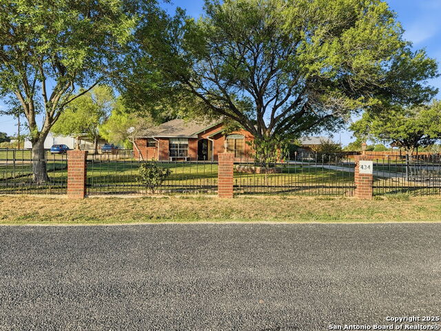 Details for 434 County Road 6610, Devine, TX 78016