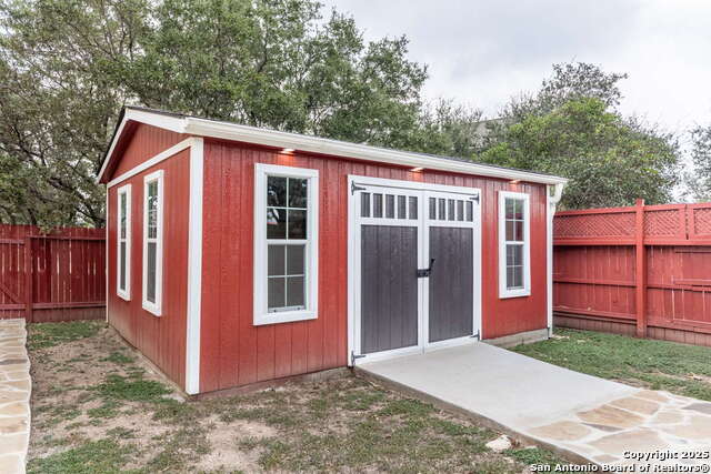 Listing photo id 48 for 111 Roan  