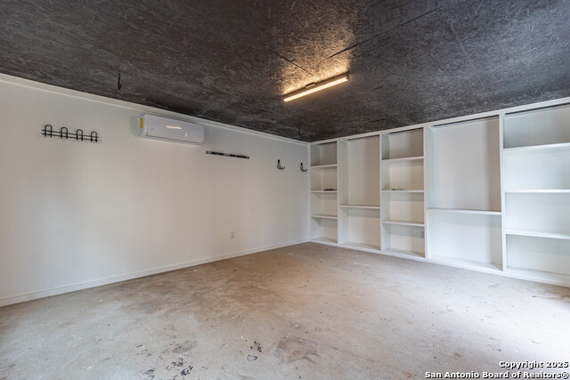 Listing photo id 49 for 111 Roan  