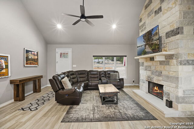 Image 7 of 37 For 295 Delanoy Dr