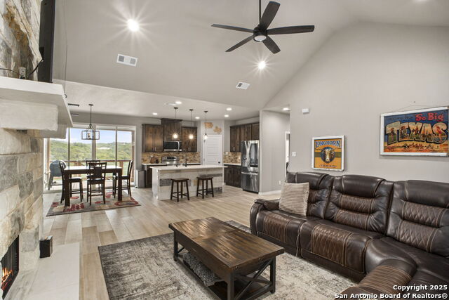 Image 9 of 37 For 295 Delanoy Dr