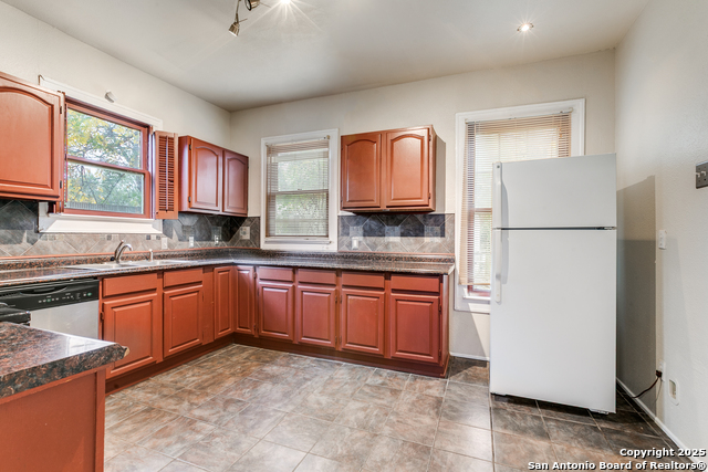 Image 15 of 25 For 807 Lullwood