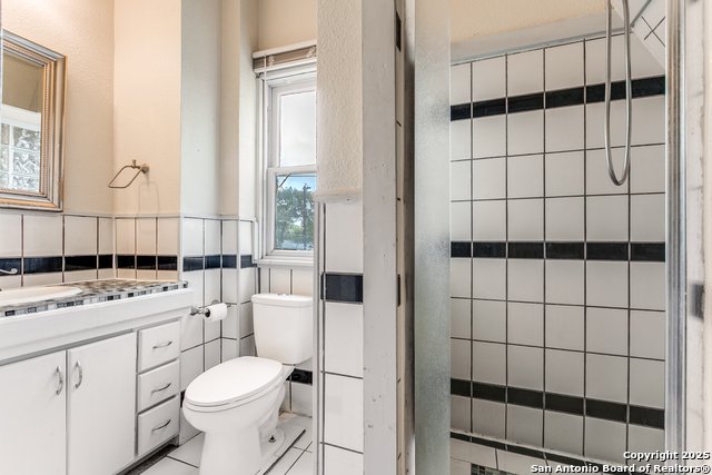 Image 18 of 25 For 807 Lullwood