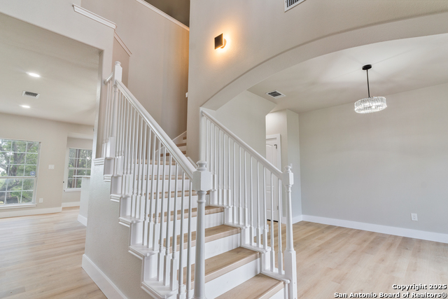 Image 4 of 27 For 907 Amigo  