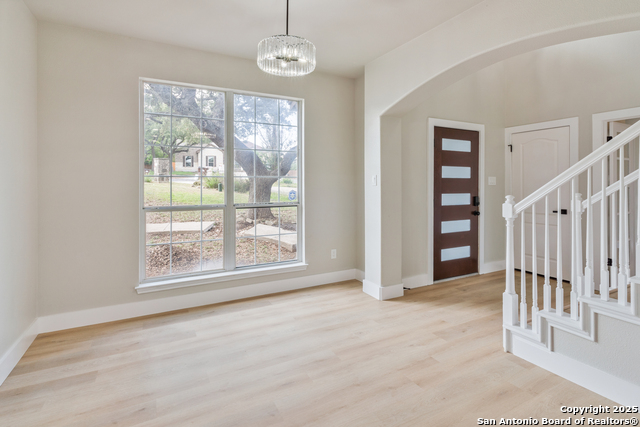 Image 5 of 27 For 907 Amigo  