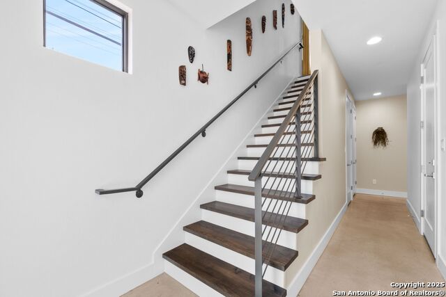 Image 5 of 43 For 730 Josephine St E