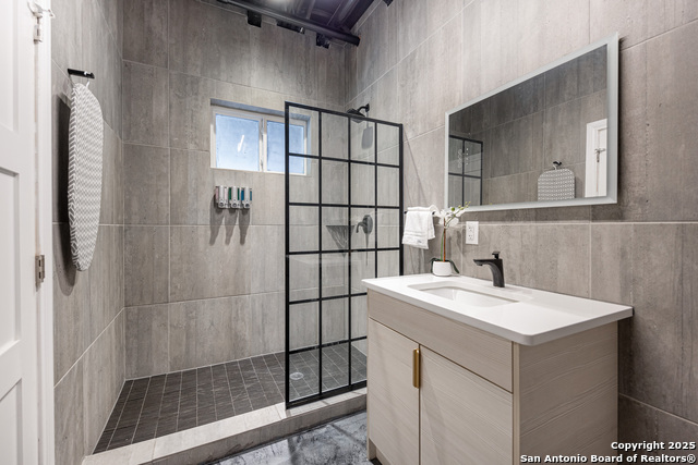 Image 15 of 29 For 811 Montana  1101