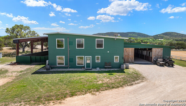 Listing photo id 3 for 728 Upper Moffett