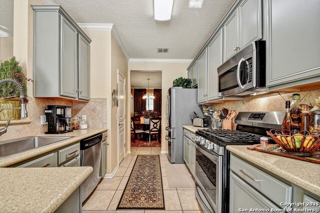 Listing photo id 4 for 1210 Wilder Pond