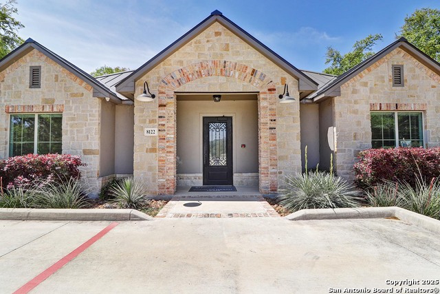 Listing photo id 0 for 8122 Whisper Oak