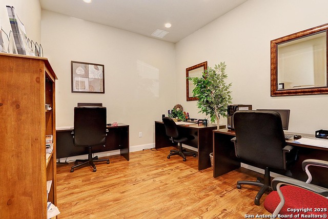 Listing photo id 18 for 8122 Whisper Oak