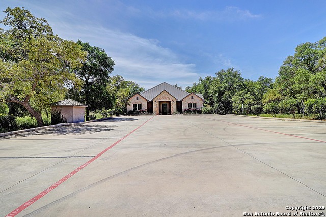 Listing photo id 1 for 8122 Whisper Oak