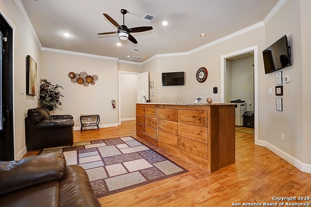 Listing photo id 3 for 8122 Whisper Oak