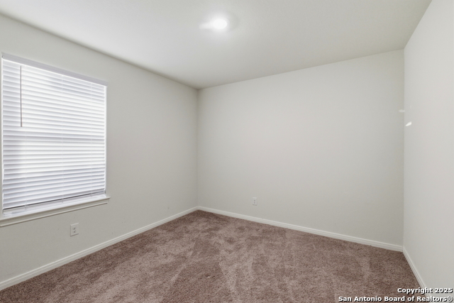 Listing photo id 14 for 6314 Sloane Cv