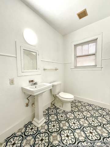 Image 25 of 40 For 1743 Summit Ave W 1