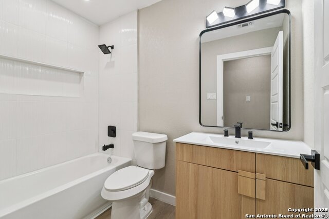 Image 18 of 38 For 318 Trafalgar