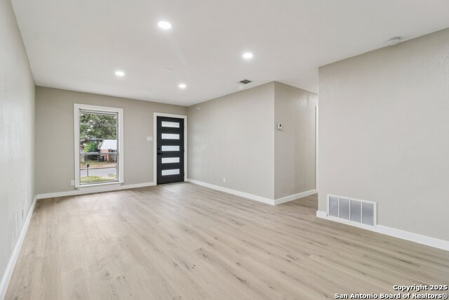 Image 4 of 38 For 318 Trafalgar