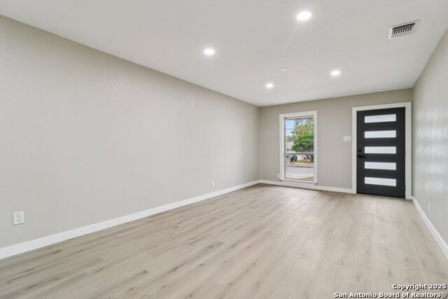 Image 5 of 38 For 318 Trafalgar