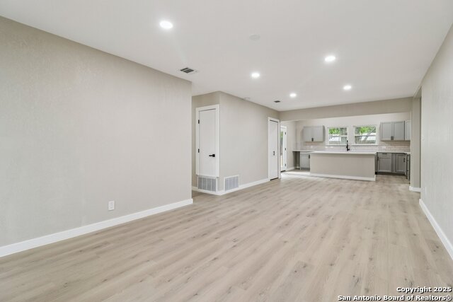 Image 6 of 38 For 318 Trafalgar