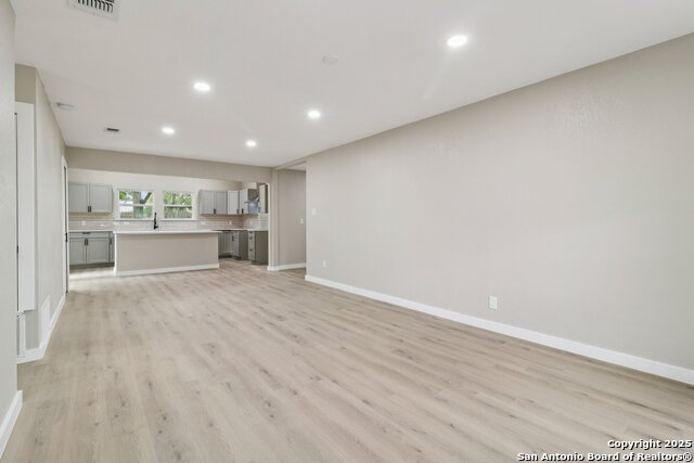 Image 7 of 38 For 318 Trafalgar