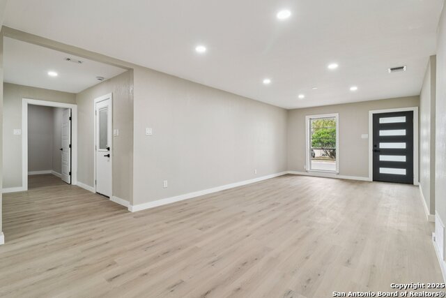 Image 8 of 38 For 318 Trafalgar