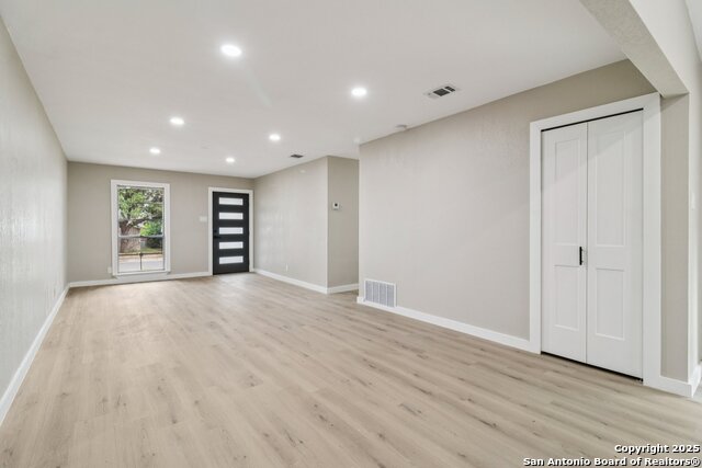 Image 9 of 38 For 318 Trafalgar