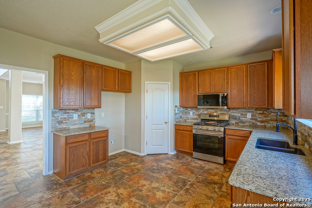 Listing photo id 10 for 21111 Encino Ash