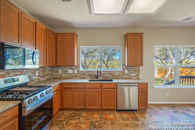 Listing photo id 12 for 21111 Encino Ash