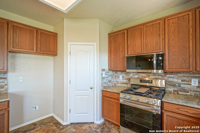 Listing photo id 13 for 21111 Encino Ash