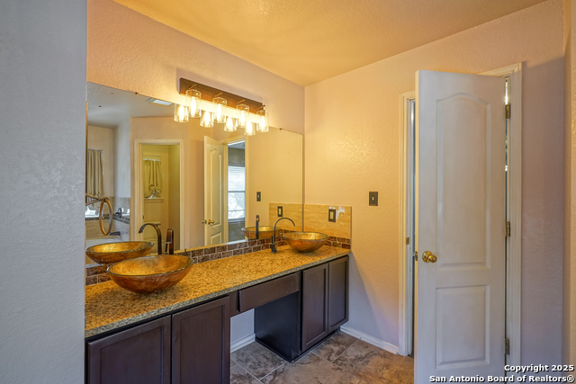 Listing photo id 28 for 21111 Encino Ash