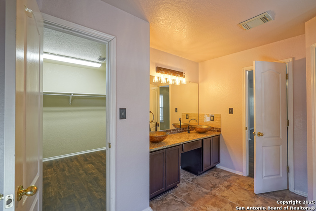 Listing photo id 29 for 21111 Encino Ash