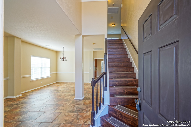 Listing photo id 3 for 21111 Encino Ash