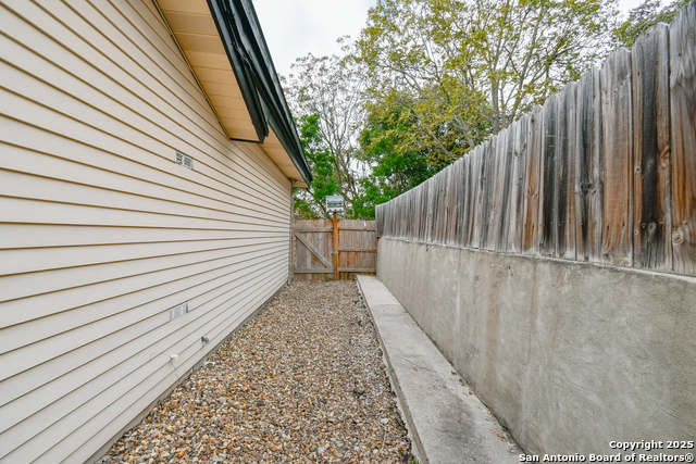 Image 21 of 47 For 12605 Moss Hollow