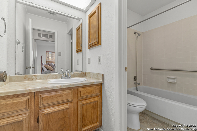 Image 17 of 19 For 11520 Huebner  201