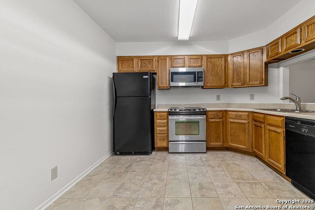 Image 7 of 19 For 11520 Huebner  201