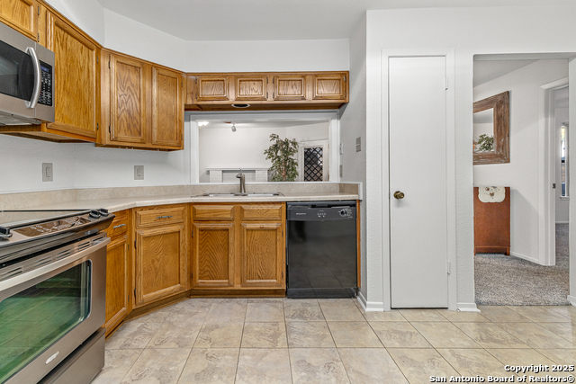 Image 8 of 19 For 11520 Huebner  201