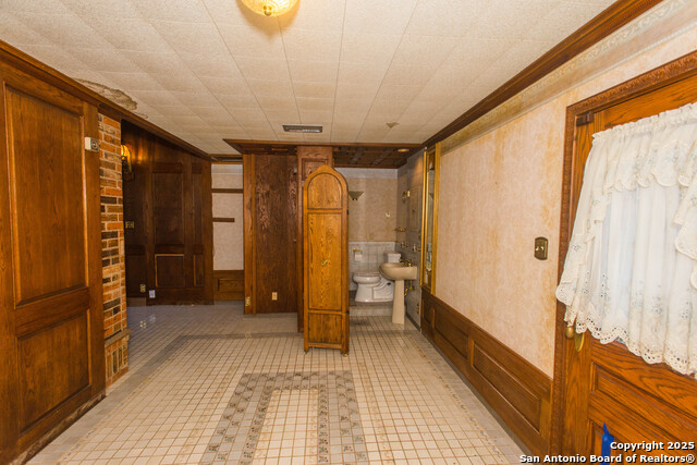 Image 4 of 60 For 11702 British Arms