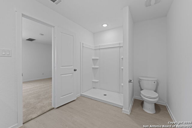 Image 12 of 24 For 121 Oak Hurst Dr